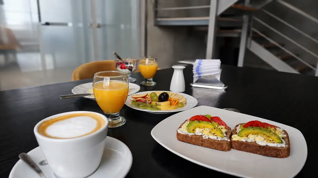 Desayuno en la cafetería del piso 33