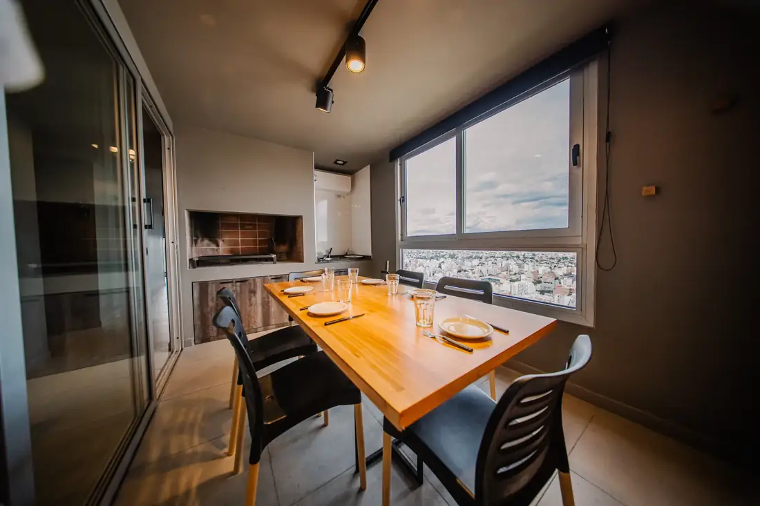Quincho con asador y vista a la ciudad