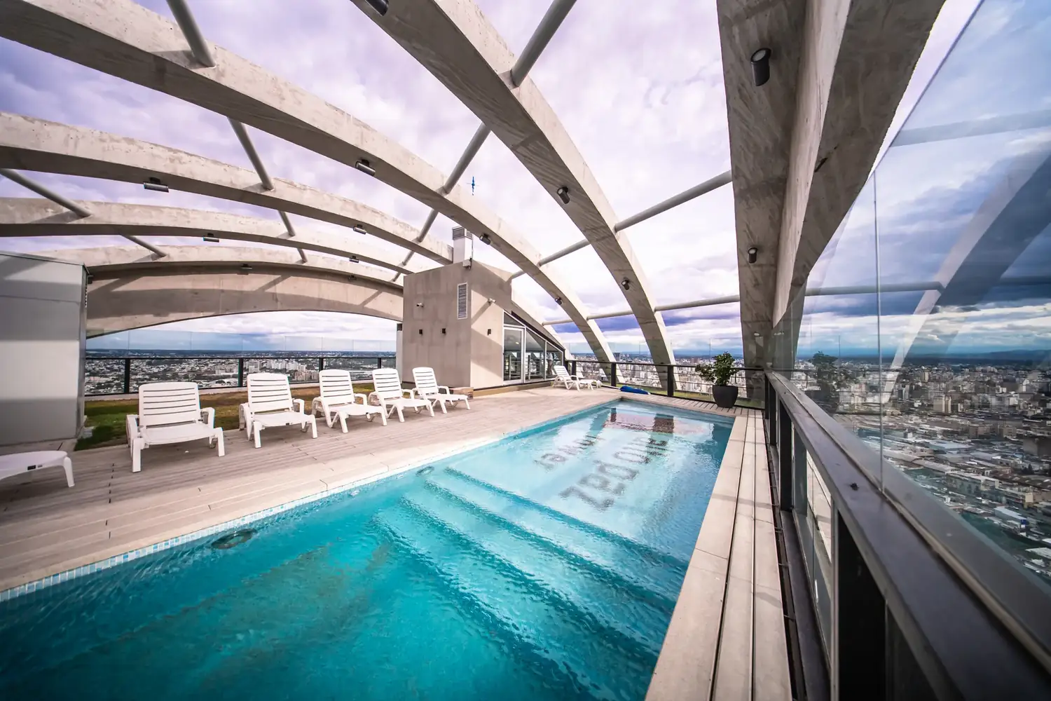 Piscina en el piso 35 de Alto Paz Tower